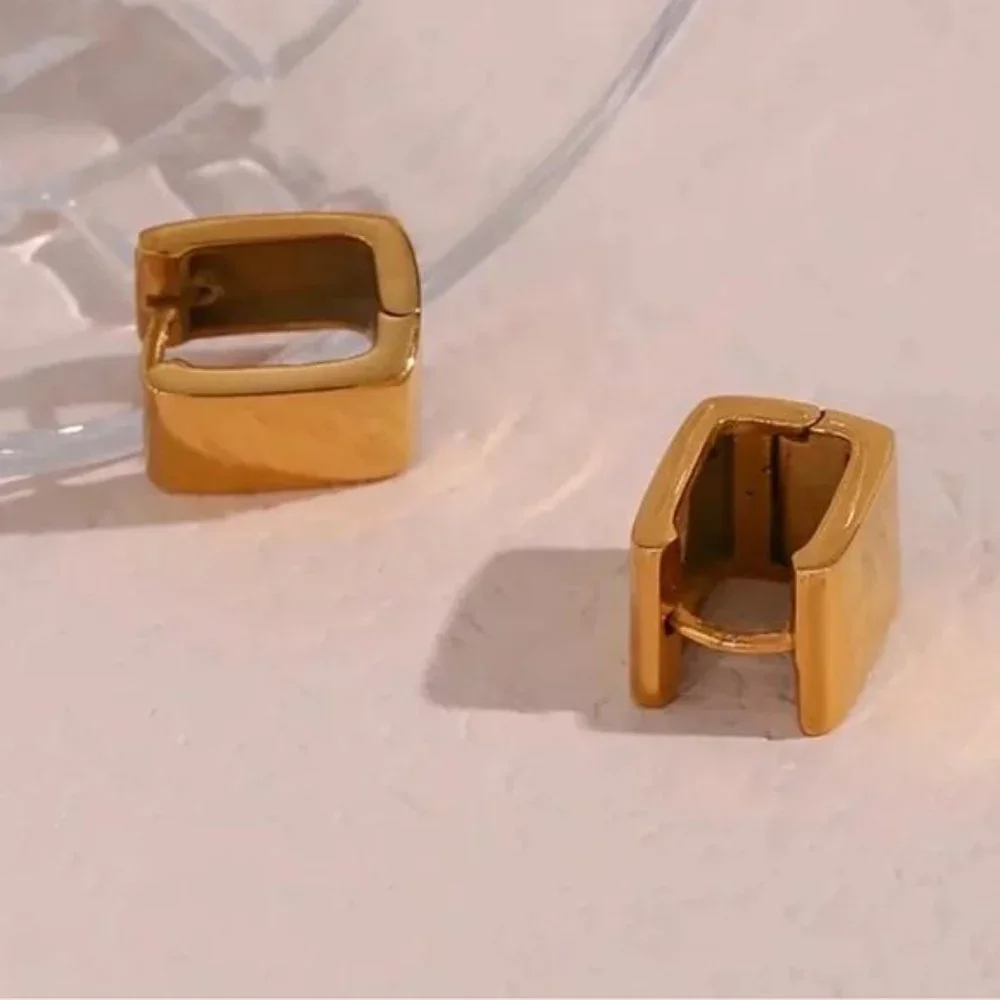 NEW 18K GOLD SQUARE EARRINGS, NICE EARRINGS, CUTE EARRINGS. - Picture 3 of 7